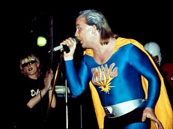 Micky Koch als Superzing 1984 im Kleinen Theater in Wahlstedt. Im Hintergrund Sabine Post, die eine kurze Zeit als Showverstärkung bei der Gruppe war.
